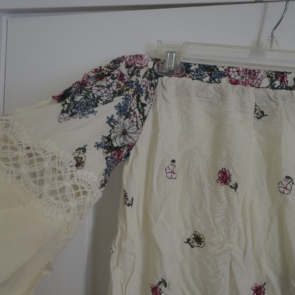 Cold shoulder floral blouse - Picture 3 of 5